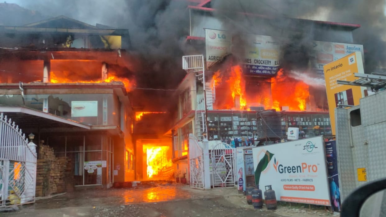 fire broke out in general store in Bithal village of Rampur loss of crores