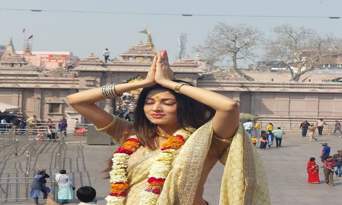 Bhabi Ji Ghar Par Hain fame Vidisha  Srivastava worship in kashi Vishwanath Dham varanasi