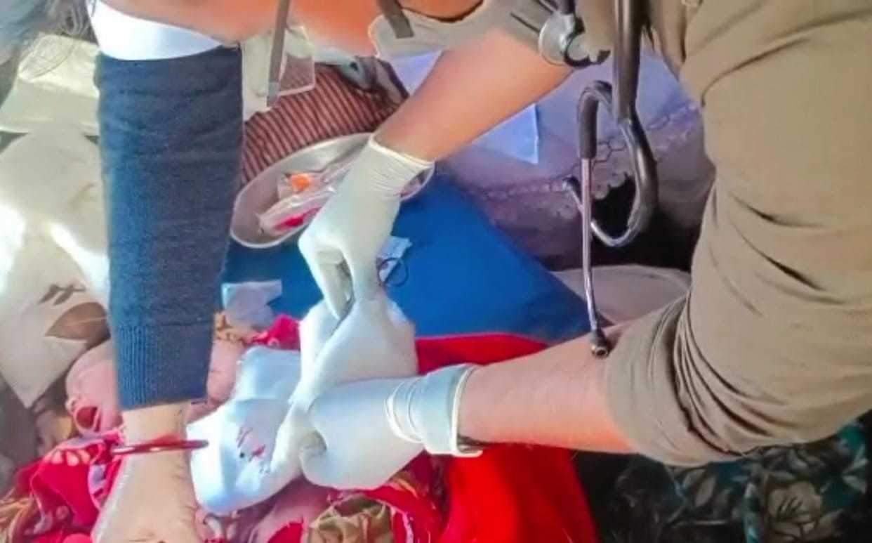Woman sudden labor pain in a moving train baby birth in Farakka express at Cantt station