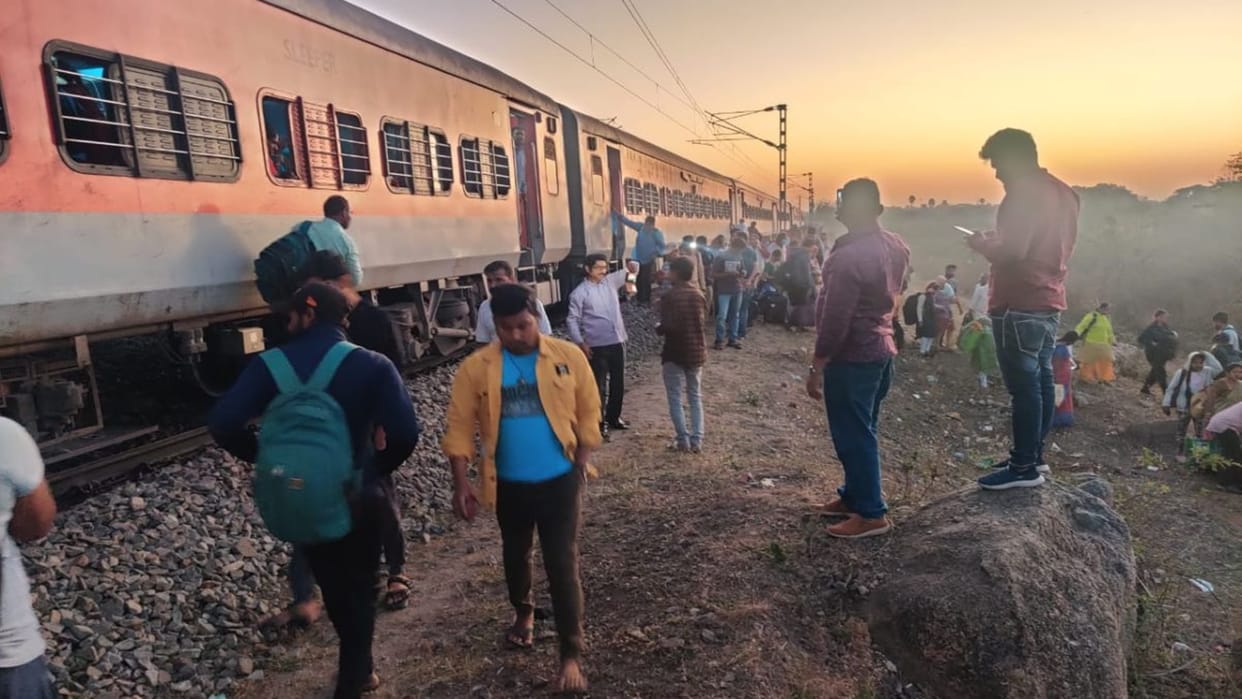 Visakhapatnam-Secunderabad Godavari Express Six coaches derailed near Bibinagar in Telangana news and updates