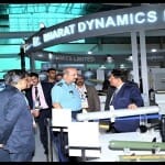 एयरोस्पेस क्षेत्र के स्टॉलों का मुआयना करते एयर चीफ मार्शल वीआर चौधरी