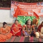 भूख हड़ताल पर बैठे शिव-पार्वती के रूप में लोग