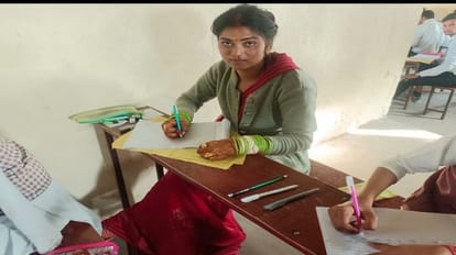 परीक्षा देती दुल्हन