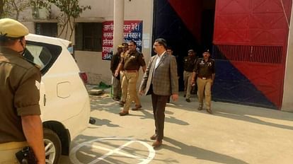 Azamgarh: डीएम-एसपी ने जिला जेल का किया औचक निरीक्षण, अधिकारियों को निर्देश- व्यवस्था रखें दुरुस्त आजमगढ़ जिला जेल के बाहर डीएम और एसपी