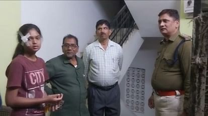 रिटायर्ड अफसर के घर में घुसकर हमला: चाकू से पत्नी के हाथ का पंजा कटकर अलग हुआ, 15 साल की नातिन को भी मारा परिजनों से पूछताछ करती पुलिस।
