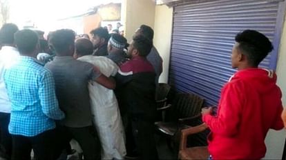 फंदे से लटका मिला महिला का शव: ससुराल वाले बोले- की खुदकुशी, परिजनों का हत्या का आरोप, दोनों पक्षों में मारपीट घटना के बाद दोनों पक्षों में हुई मारपीट।