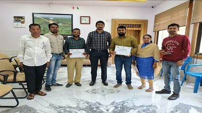 Jagdalpur: राष्ट्रीय जागरूकता प्रतियोगिता में बस्तर के युवाओं ने छोड़ी छाप, पोस्टर और स्लोगन में पाया सम्मान प्रतियोगिता में उत्कृष्ट कार्य करने वाले युवाओं को प्रमाणपत्र देकर सम्मानित किया गया।