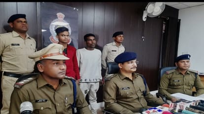 पुलिस की गिरफ्त में हत्यारोपित कबाड़ी।