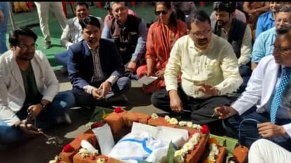 डॉक्टर ने सरकार की सद्बुद्धि के लिए यज्ञ किया