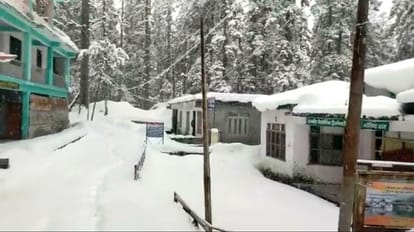 Uttarakhand weather: बदरीनाथ धाम और हेमकुंड साहिब में हुई बर्फबारी, कालामुनि में बर्फ के बीच फंसे पर्यटक हेमकुंड साहिब में बर्फबारी