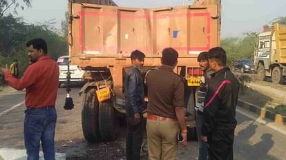 Unnao: हाईवे पर खराब खड़े ट्रॉला में भिड़ी रोडवेज बस, 26 लोग घायल, मची चीख-पुकार मौके पर जानकारी करती पुलिस