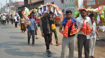 कांवड ले जाते हुए