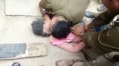 मलबे में दबे मजदूर को दिया माउथ-टू-माउथ ब्रीदिंग