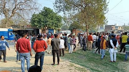 Mau: सड़क हादसे में पुत्र की मौत, सूचना सुन अस्पताल में भर्ती पिता ने भी तोड़ा दम, कस्बे में मातम राजेंद्र विश्वकर्मा के घर के बाहर जुटी भीड़