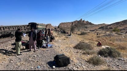 पाकिस्तान में एक महीने पहले भी ट्रेन में धमाके की खबर आई थी।