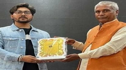 Hathras News: हाथरस के निर्देशक मनीष ने बनाई सुकन्या फिल्म, जल्द होगी रिलीज पूर्व कृषि राज्य मंत्री लाखन सिंह राजपूत ने निर्देशक मनीष कुमार वर्मा को किया सम्मानित