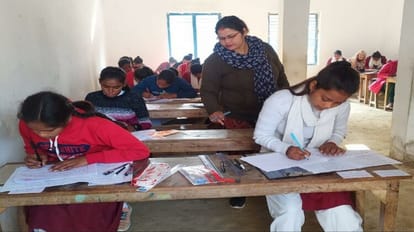 ॉयूपी बोर्ड की परीक्षा देतीं छात्राएं।