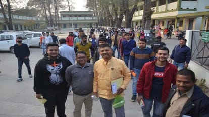 परीक्षा केंद्र के बाहर पप्पू भरतौल