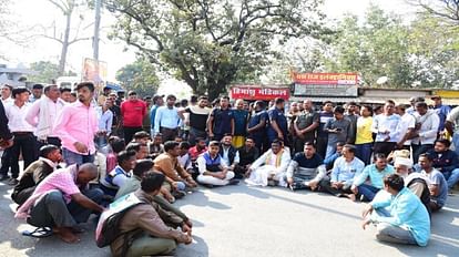 Ambikapur: दबंगों ने की पटवारी की पिटाई, घटना के नाराज विधायक धरने पर बैठे, पुलिस की कार्यशैली पर उठाए सवाल समर्थकों के साथ धरने पर बैठे विधायक बृहस्पति सिंह