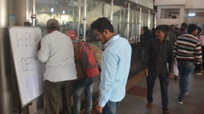 Sultanpur Accident: वाराणसी-सुल्तानपुर रूट पर 12 घंटे तक ठप रहा ट्रेनों का संचालन, कैंट स्टेशन पर हंगामा वाराणसी कैंट स्टेशन पर बनाया गया हेल्प डेस्क