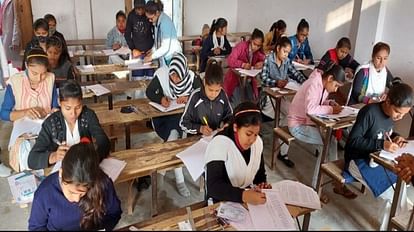 यूपी बोर्ड परीक्षा देती हुई छात्राएं