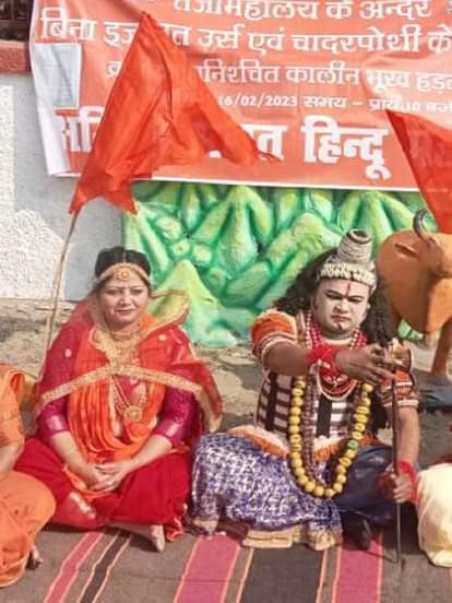 आगरा में भूख हड़ताल पर 'शिव-पार्वती', बोले- ताजमहल में इसकी अनुमति नहीं