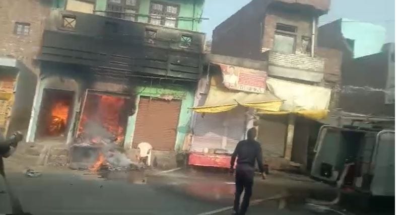 Accident at the time of refilling two cylinders burst due to a strong explosion in kasganj