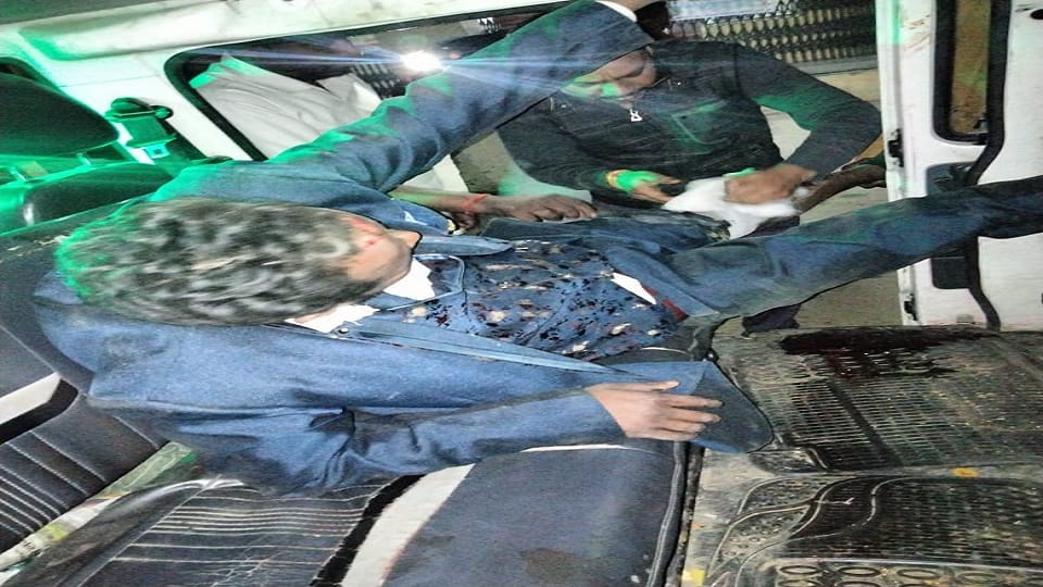 Uncontrolled tempo collided with electric pole one killed and three injured