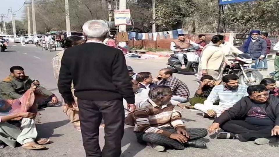 Angry relatives blocked civil hospital In case of death of married woman in Fatehabad