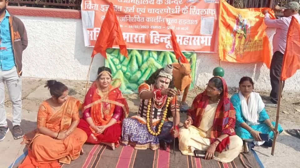Lord Shiva and Parvati are on hunger strike to protest against Urs being celebrated at Taj Mahal in Agra