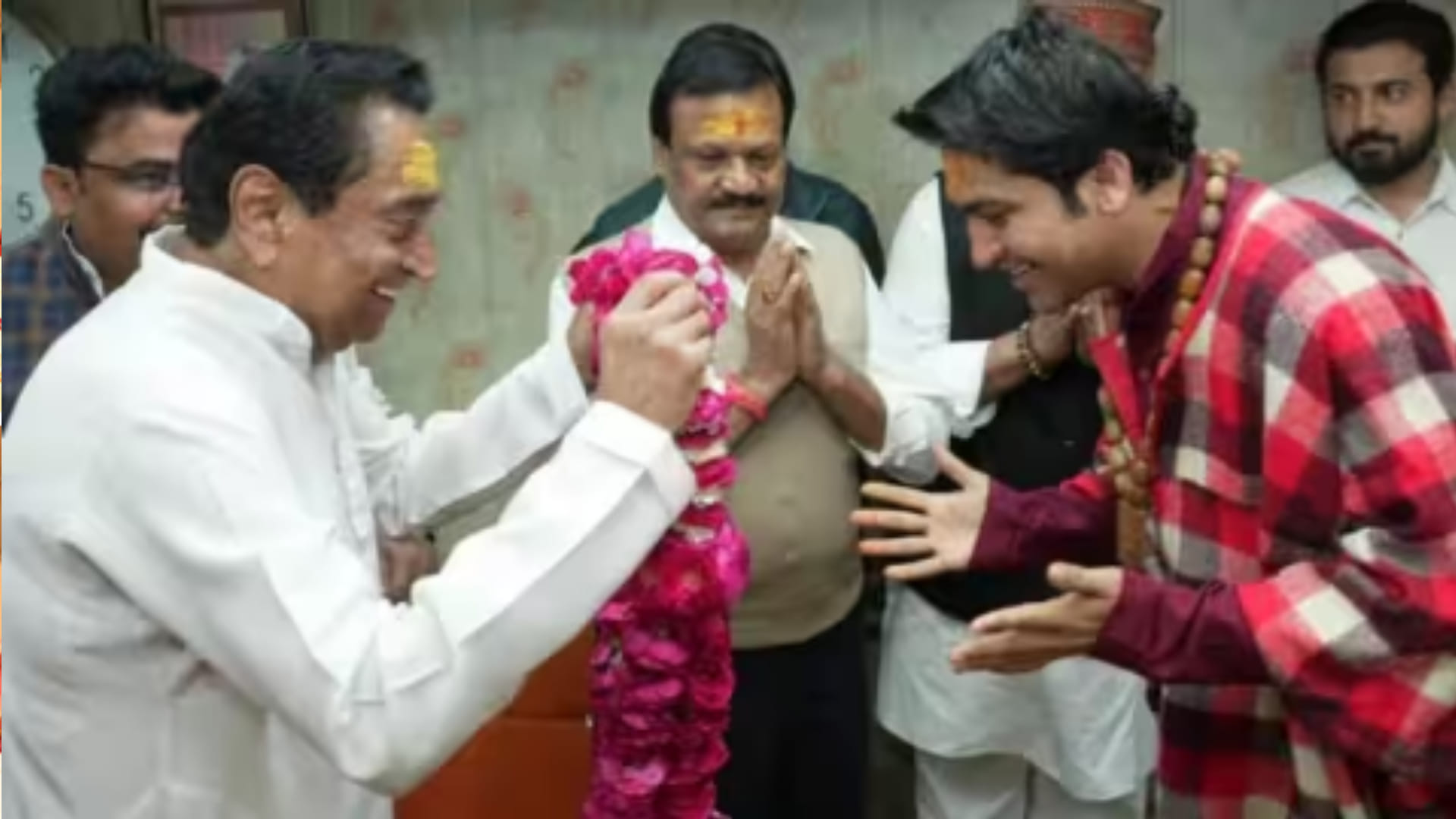 BJP-Congress stalwarts in the shelter of Bageshwar Dham, know who has attended the court
