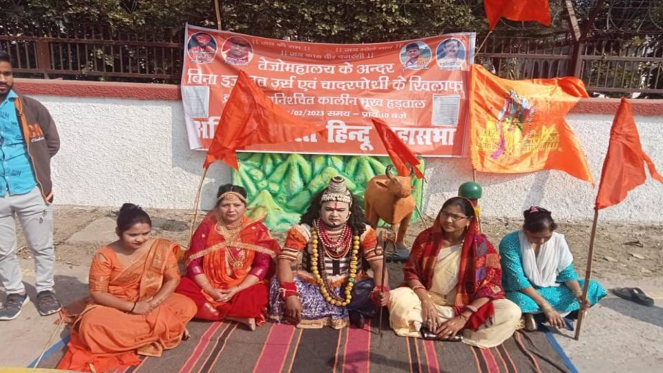 Lord Shiva and Parvati are on hunger strike to protest against Urs being celebrated at Taj Mahal in Agra