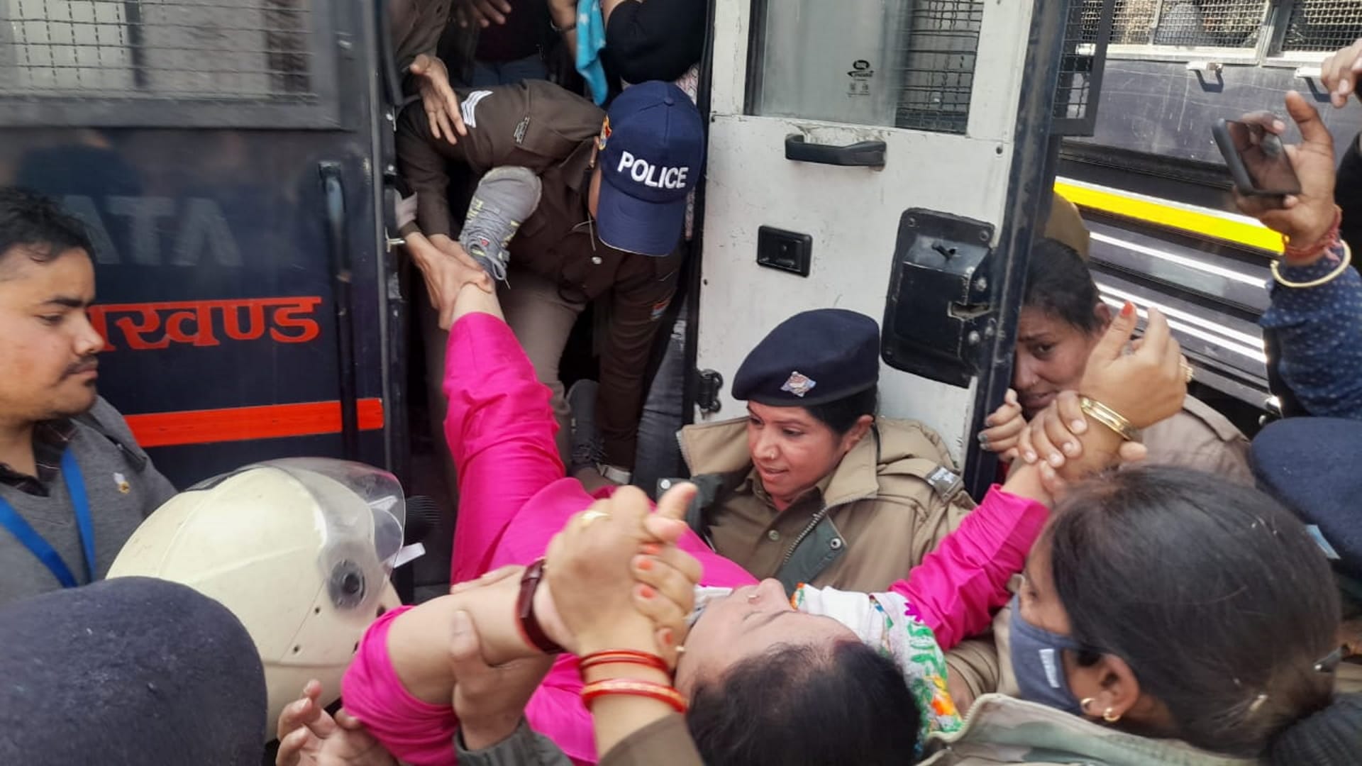 Dehradun Lathicharge recruitment Scam unemployed youth Protest  continues at Martyrs Memorial Uttarakhand