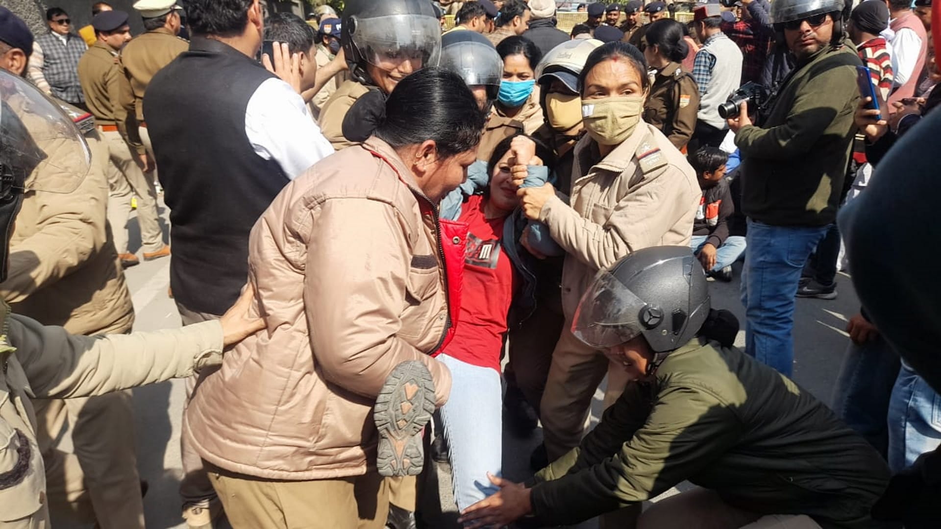 Dehradun Lathicharge recruitment Scam unemployed youth Protest  continues at Martyrs Memorial Uttarakhand