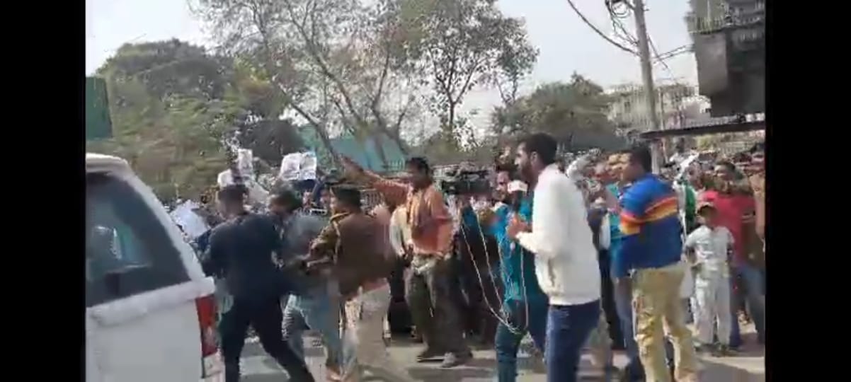 Sloganeering against Bihar CM Nitish Kumar in Begusarai, Demonstration in many districts for Vikas Vaibhav IPS