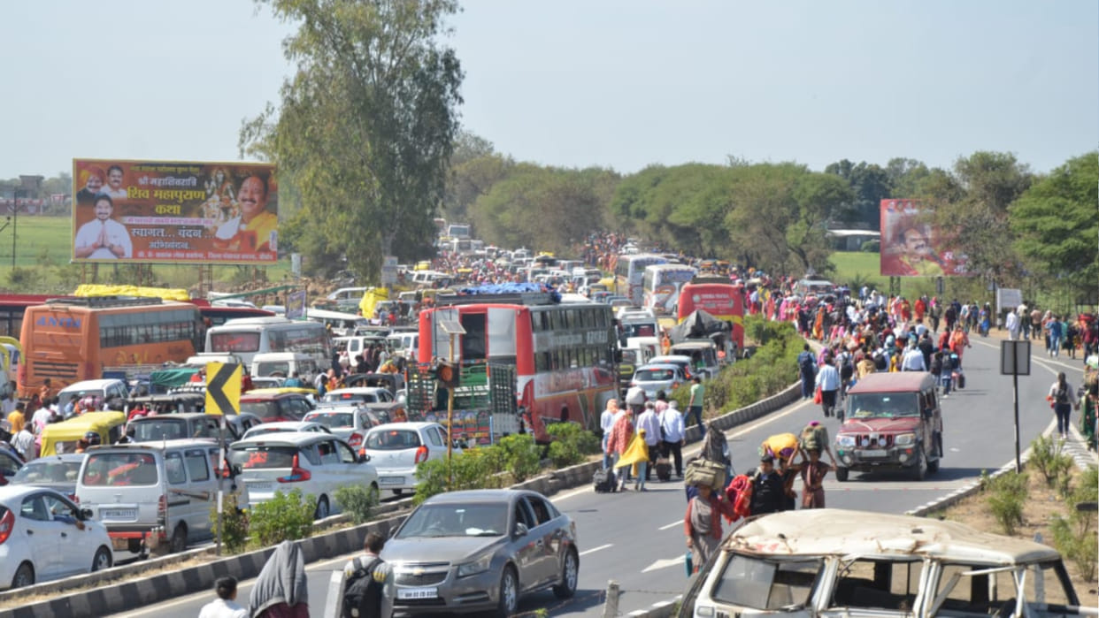 Mother and son stuck in jam on Indore-Bhopal road due to Pandit Pradeep Mishra, claims one crore