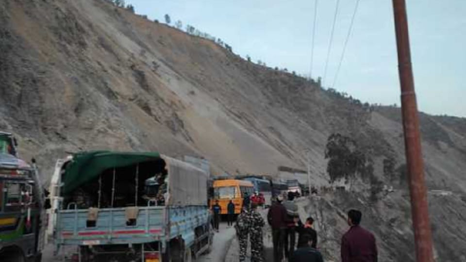 Jammu Kashmir: Srinagar highway closed due to falling ribs at Cafeteria turn