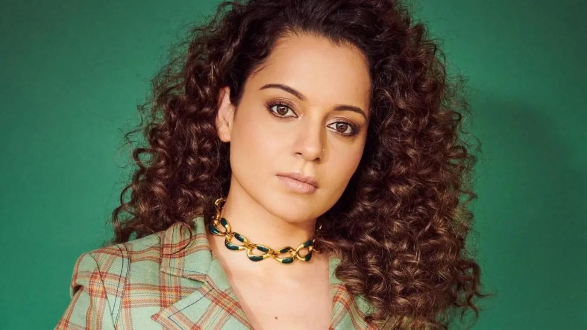 Bollywood Actresses who Addicted to Cigarettes Rani Mukerji tanisha mukherjee rupa ganguly kangana ranaut