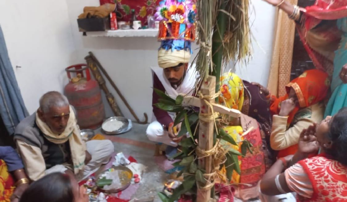 brides father died before the procession, the groom side completed the wedding rituals during the day