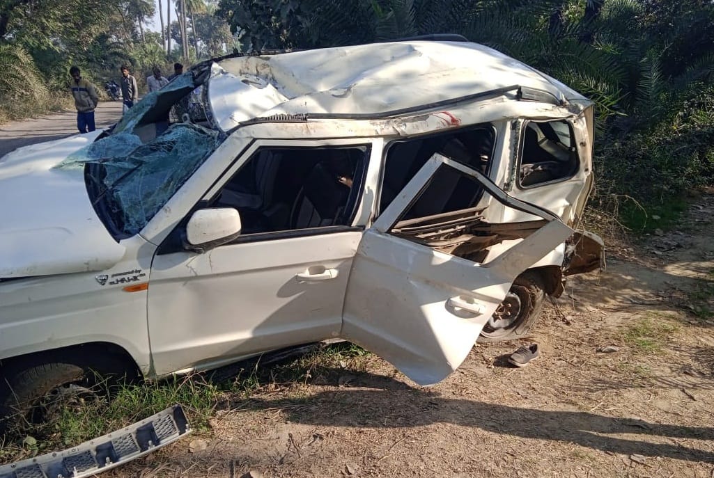 Car full of baratis overturned in Mahoba, one dead and three in critical condition