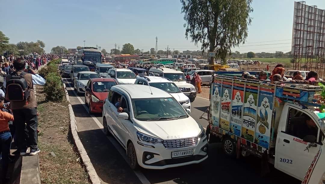 Kubereshwar Dham: Two km long queues to buy Rudraksh, several km jam on Indore-Bhopal highway
