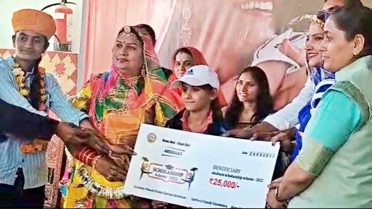 Barmer's daughter Mumal got Akshara scholarship