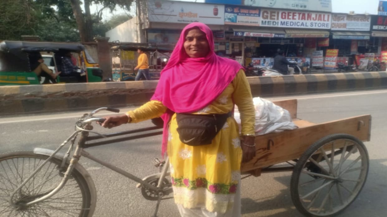 Meerut: Ashiya is taking care of her grandchildren by driving a rickshaw after death of her husband and son