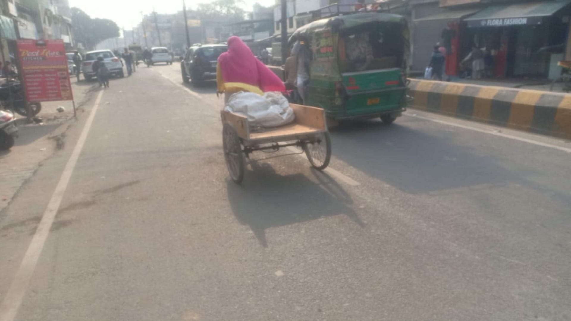 Meerut: Ashiya is taking care of her grandchildren by driving a rickshaw after death of her husband and son
