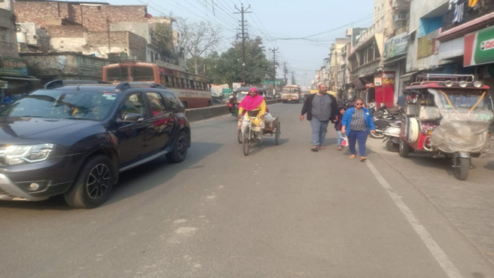 Meerut: Ashiya is taking care of her grandchildren by driving a rickshaw after death of her husband and son