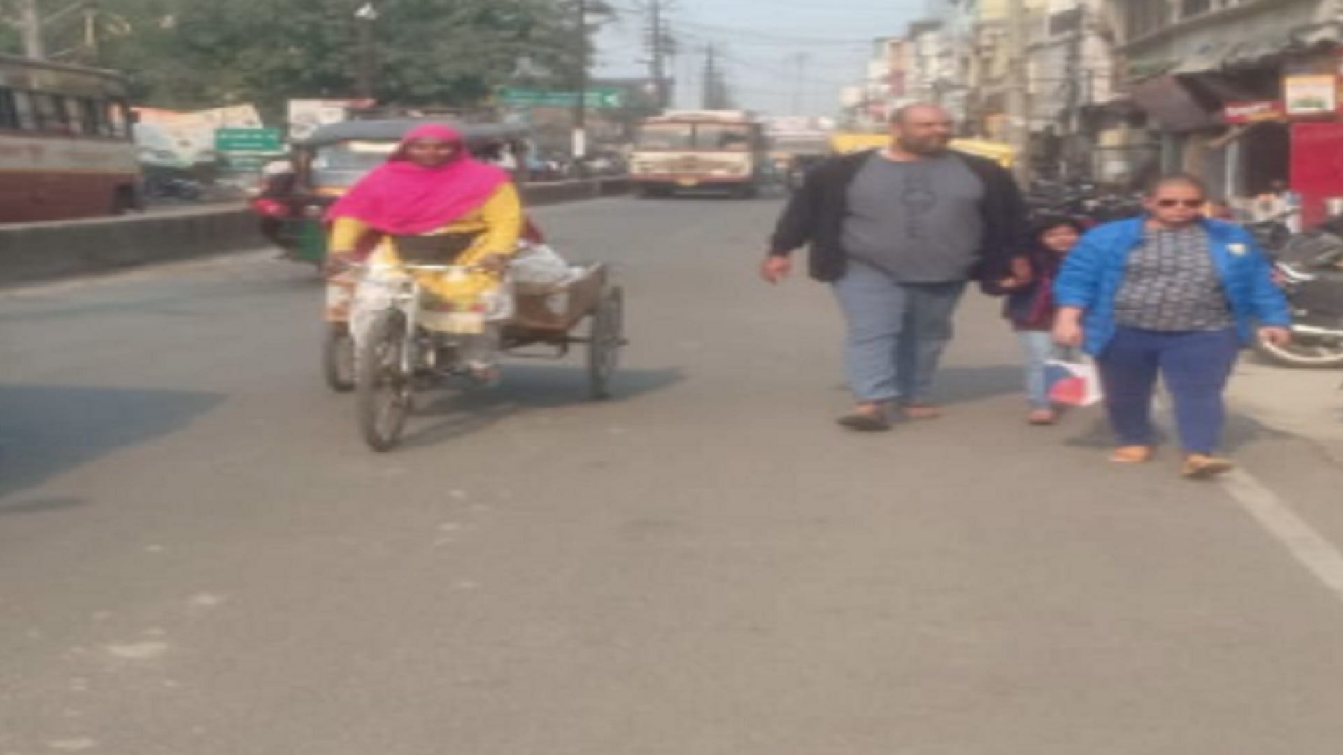 Meerut: Ashiya is taking care of her grandchildren by driving a rickshaw after death of her husband and son