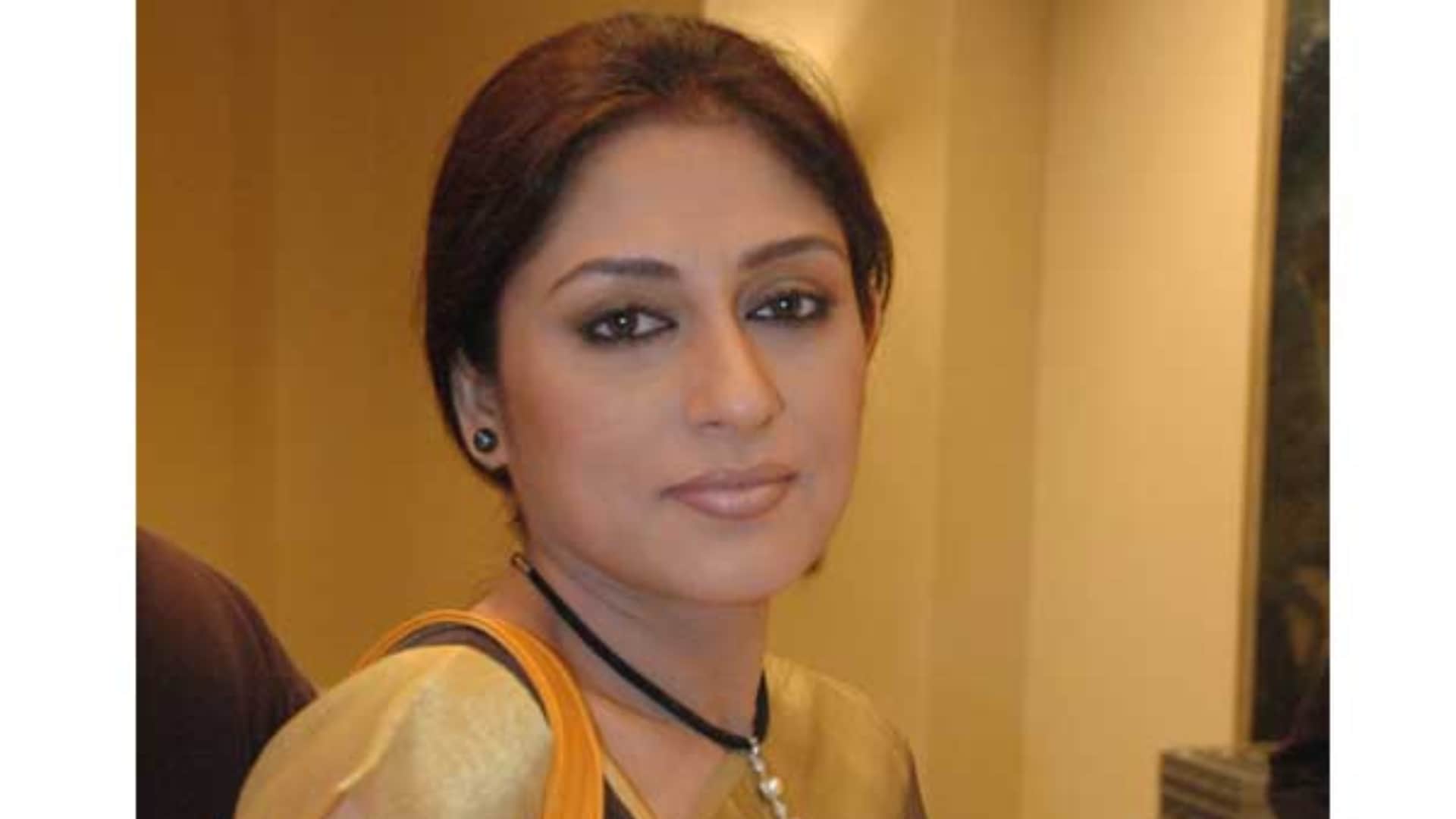 Bollywood Actresses who Addicted to Cigarettes Rani Mukerji tanisha mukherjee rupa ganguly kangana ranaut