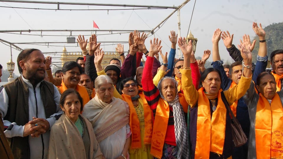 55 Hindu pilgrims leave for Pakistan via Attari Wagah border