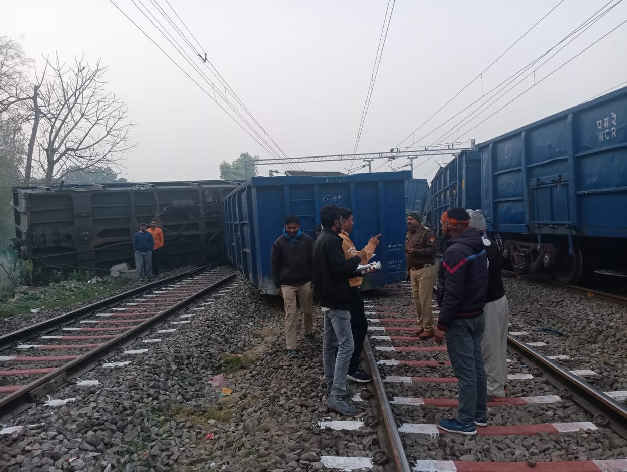 Sultanpur Train Accident Two freight trains collided with each other, six coaches derailed, Lucknow-Prayagraj