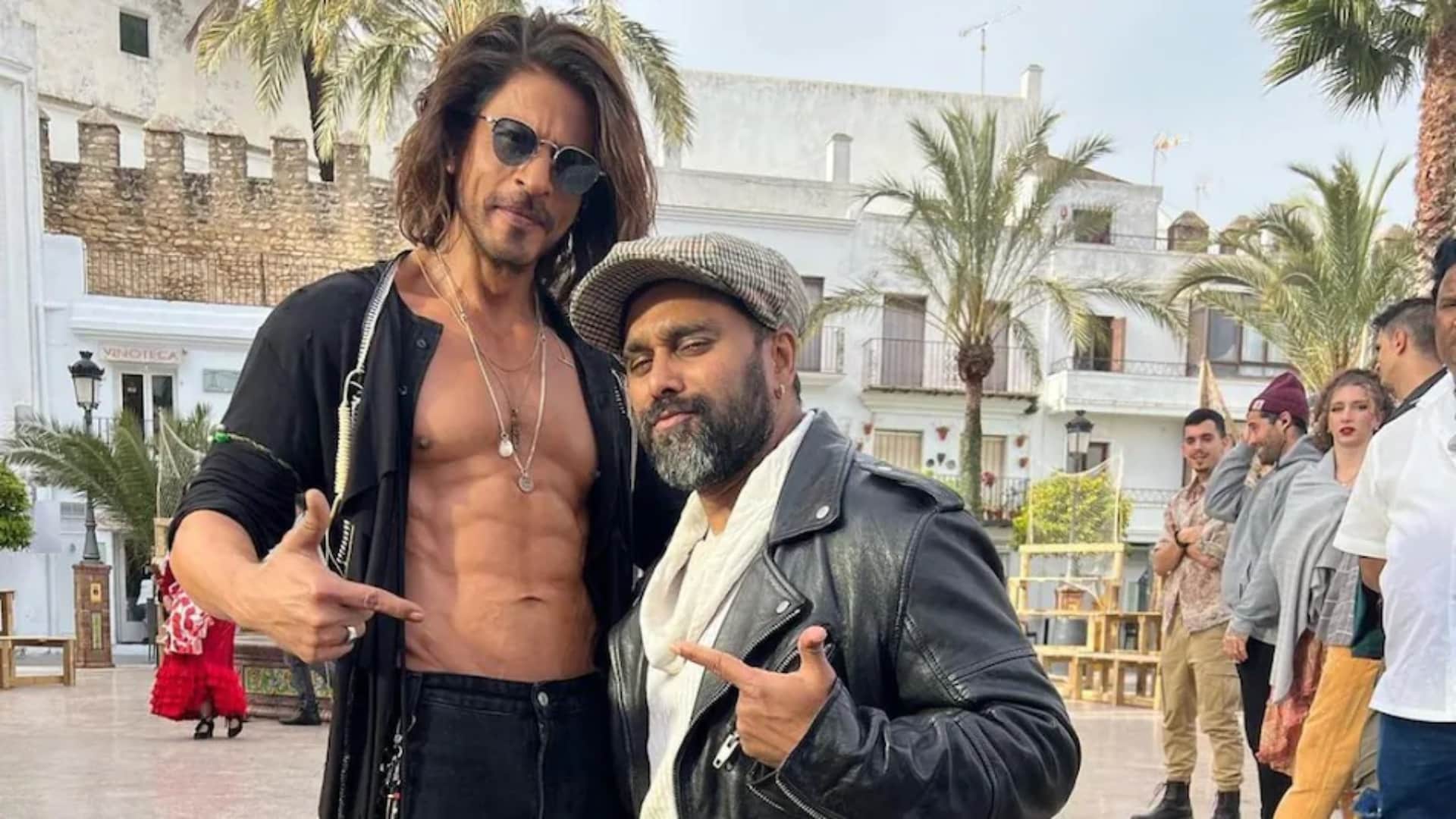 Jhoome jo pathaan bts video out know shahrukh khan was coaxed into showing his abs in shooting the song